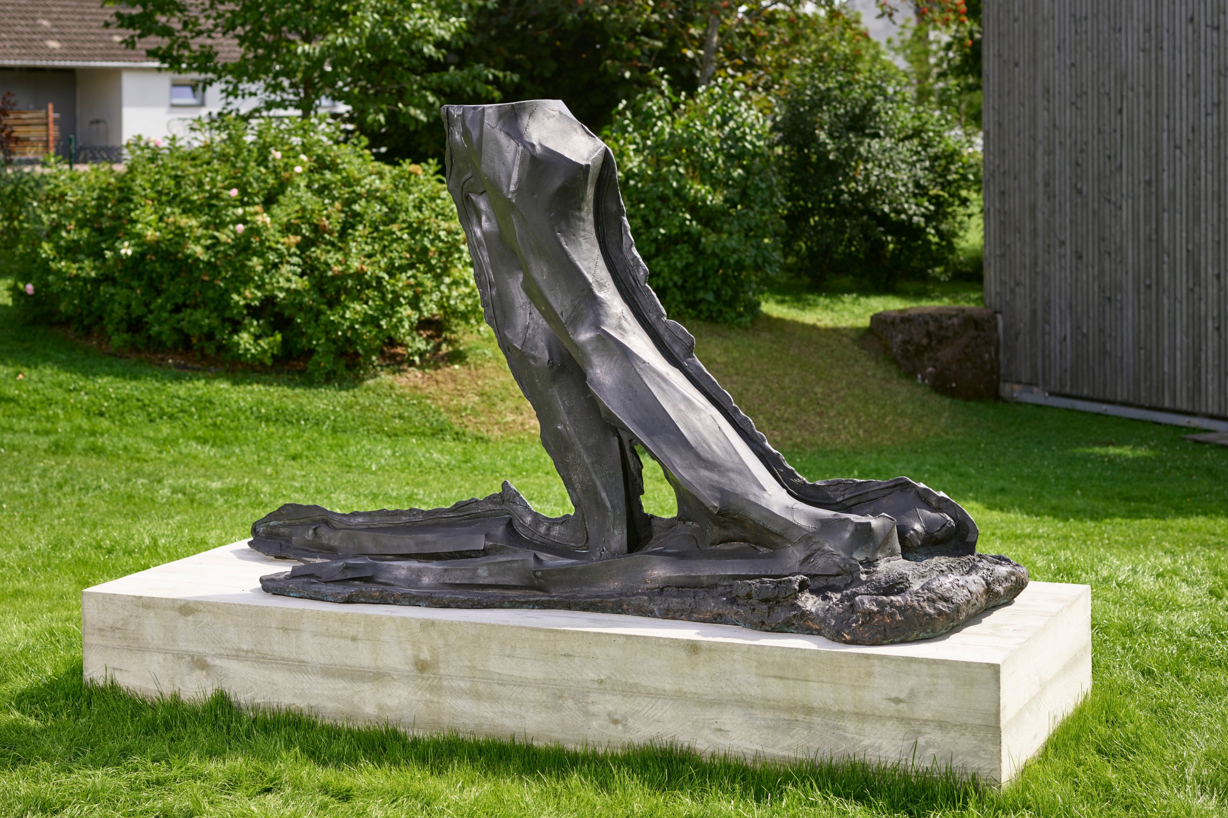 Georg Herold, Untitled, 2015, Bronzeguss, patiniert, 140 x 257 x 95 cm.; 55 1/8 x 101 1/8 x 37 3/8 in.