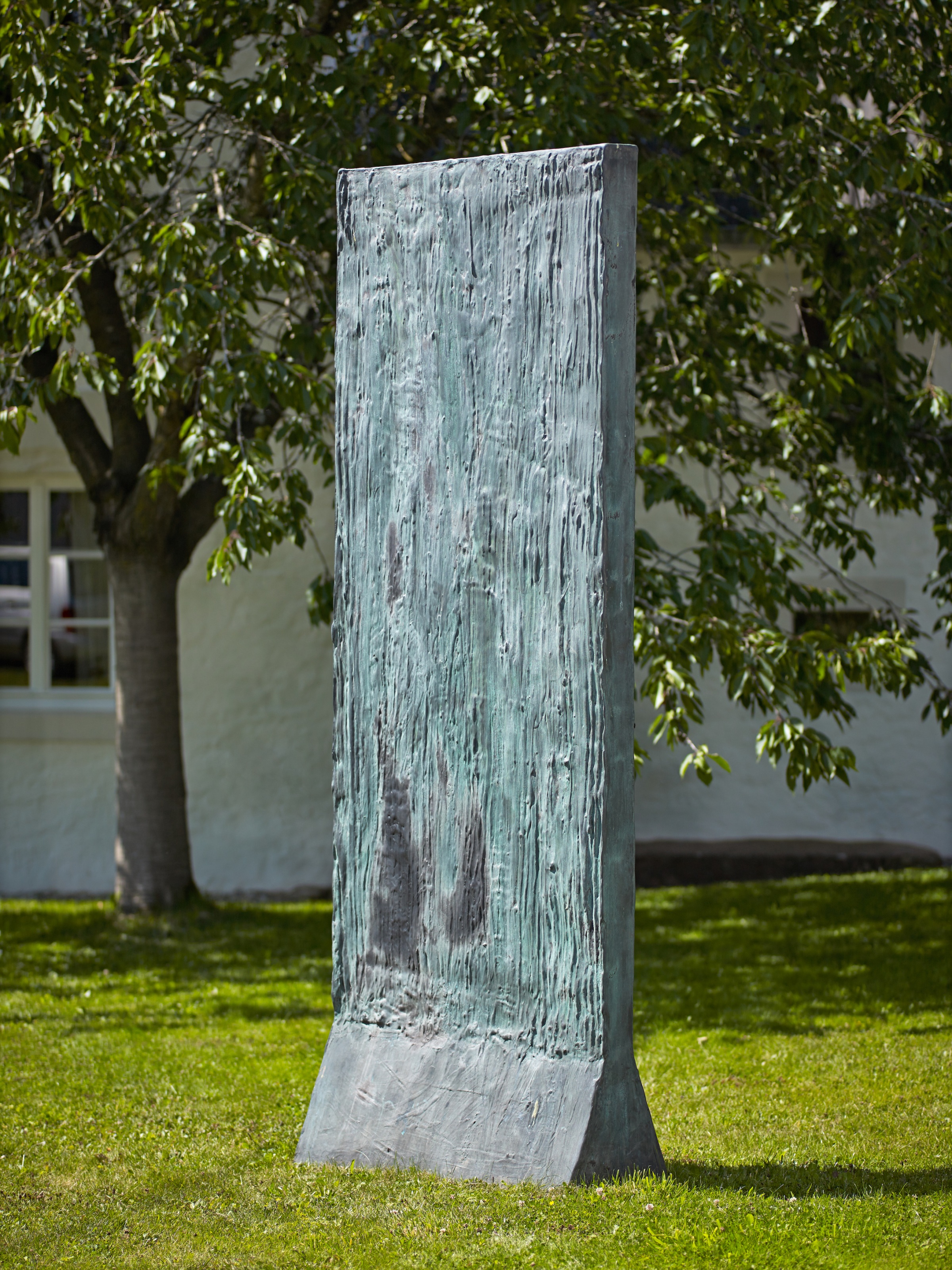 Günther Förg, Bronzestele A, 1987, Bronzeguss, 270 x 110 x 30 cm.; 106 1/4 x 43 1/4 x 11 3/4 in.